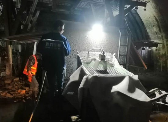 中鐵十八局車載式雙噴頭濕噴機(jī)施工現(xiàn)場(chǎng)