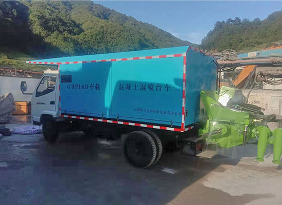 中交一公局車載混凝土濕噴機(jī)施工現(xiàn)場(chǎng)