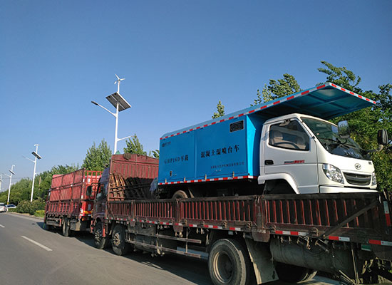 車載混凝土濕噴臺(tái)車、空壓機(jī)發(fā)貨現(xiàn)場(chǎng)